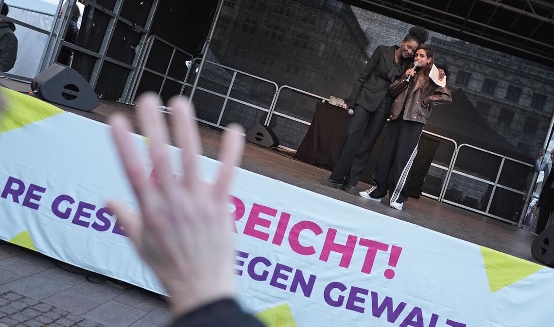 Überraschend nahm die Schauspielerin und Moderatorin Collien Fernandes doch an der Kundgebung auf dem Rathausmarkt in Hamburg teil. (Archivfoto)