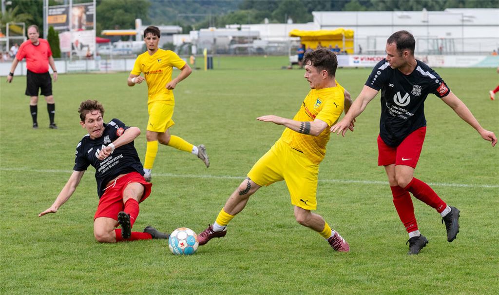 Überraschend steht der TSV Ötisheim im Halbfinale. Gegen den Bezirksligist Lomersheim (in Gelb) schlägt sich der B-Ligist tapfer, unterliegt am Ende aber im Elfmeterschießen.