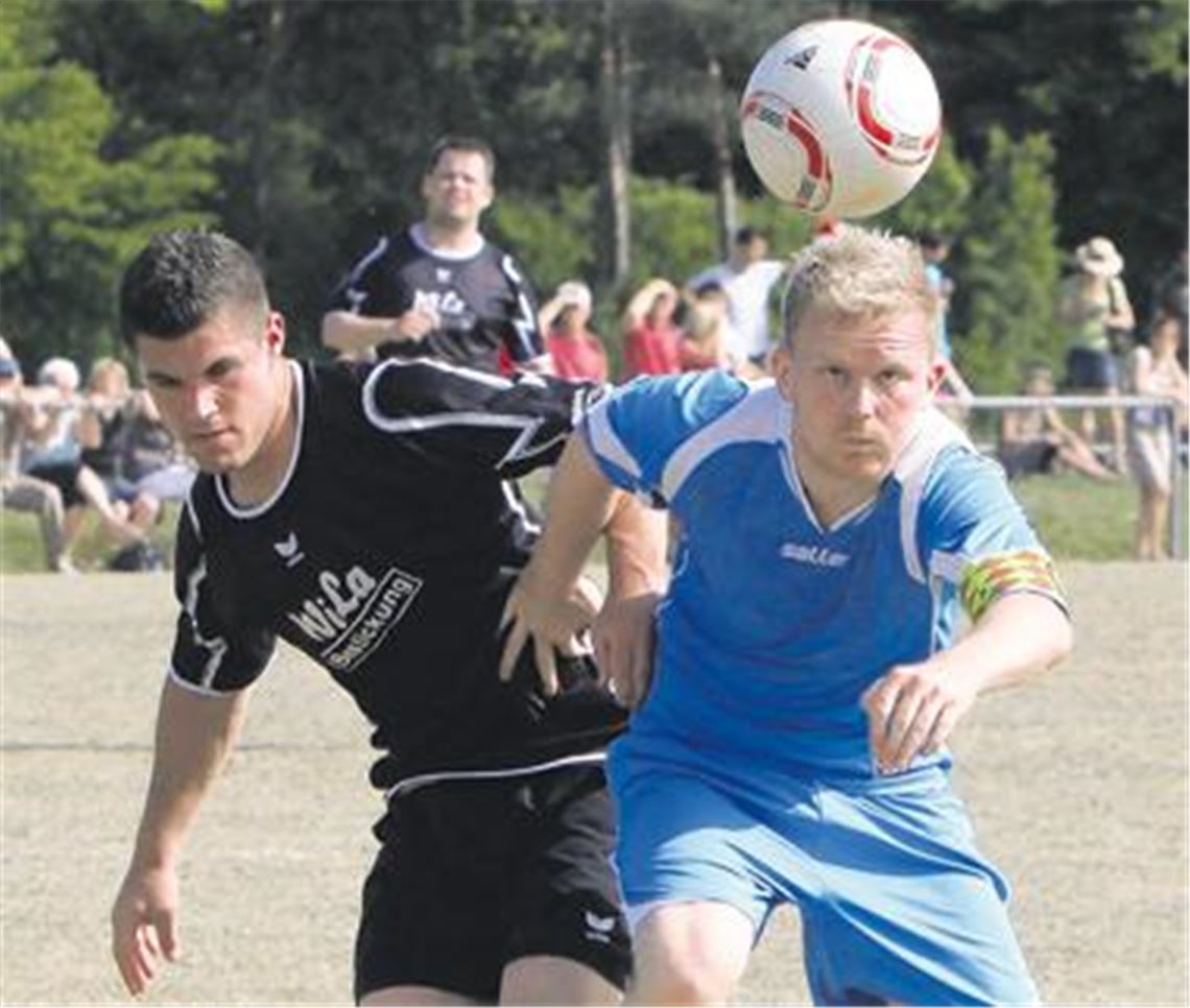 Überraschender Auswärtssieg: Viktoria Enzberg (weiße Trikots) gewinnt bei der SG Ölbronn-Dürrn, die nun endgültig von den Aufstiegsplätzen abgehängt ist.
Foto: Fotomoment