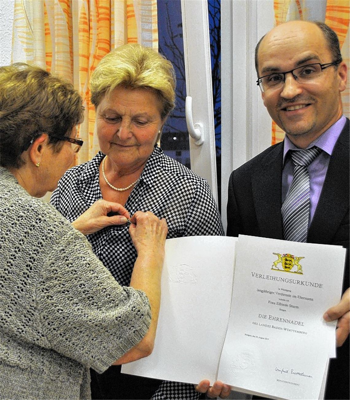 Überrascht und gerührt: Elfriede Sturm (Mitte) bekommt von Gertrud Hopf und Bürgermeister Harald Eiberger Ehrennadel und Ehrenurkunde überreicht.Foto: Stahlfeld