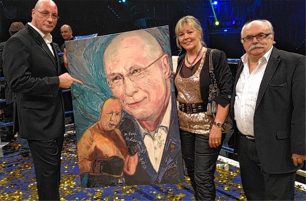 Überraschung aus der Nachbarschaft: Die Mühlacker Malerin Edith Wahl und ihr Mann Helmut (re.) mit dem Porträt von Uwe Hück, das nach dem Boxkampf versteigert wurde. Foto: Wetzel