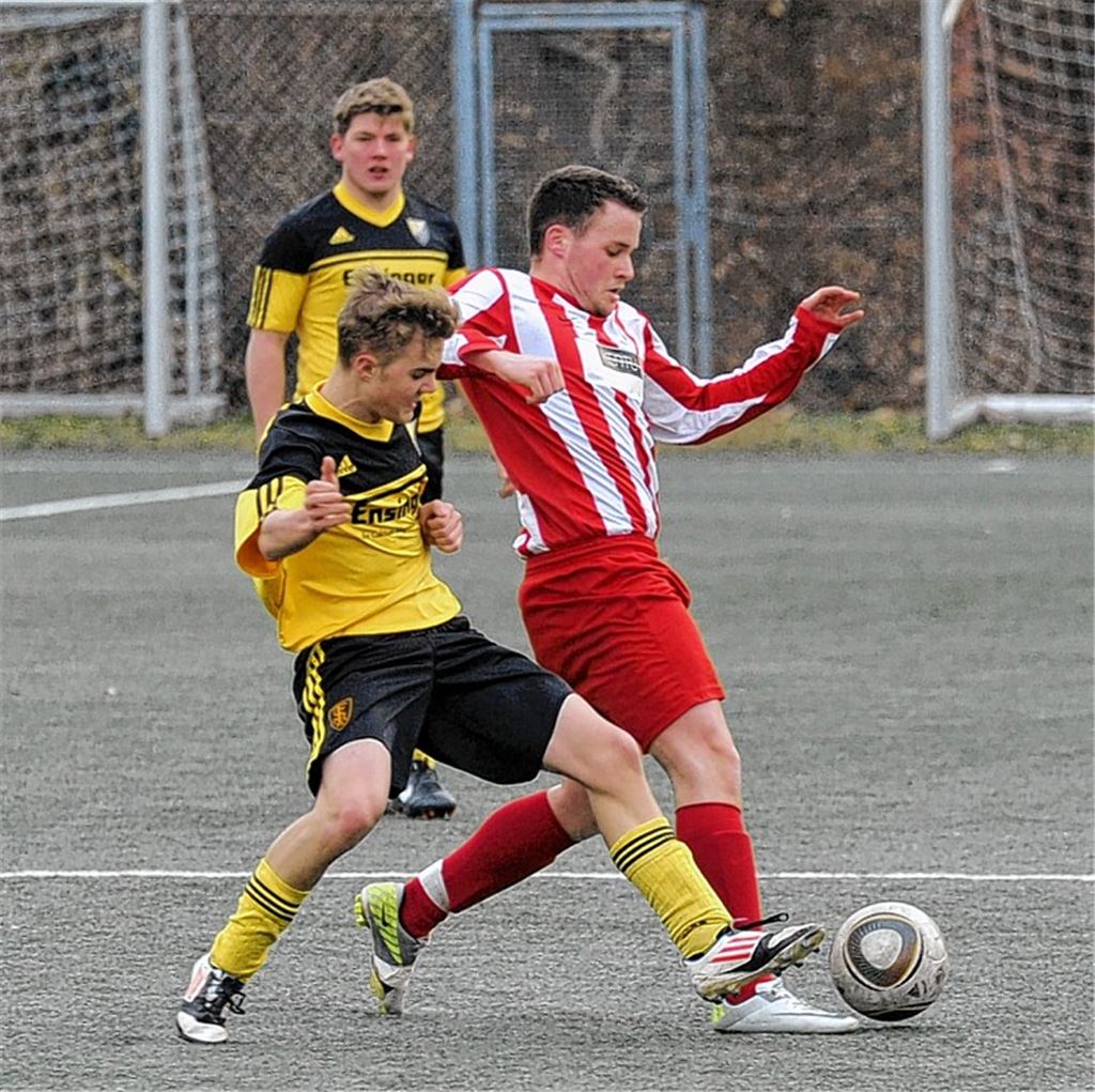 Überraschung des Spieltags: Der TSV Wiernsheim (rote Trikots) schlägt den TSV Ensingen 2:0. Durch den Sieg über den Tabellenfünften kommt das Team aus dem Tabellenkeller. 