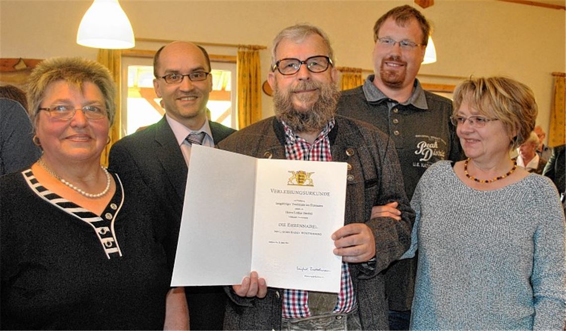 Überraschung gelungen (v. li.): Die Vorsitzende des Angelsportvereins Illingen, Hedwig Ramstein, Bürgermeister Harald Eiberger, der zweite Vorsitzende Wolfgang Guffler und die Ehefrau Waltraud Strobel mit dem Geehrten Lothar Strobel (Mitte). Foto: Stahlfeld