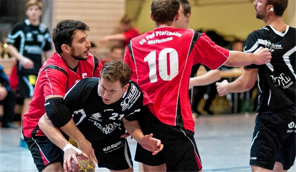 Überraschung vor zwei Jahren: Die Männer der SG Pforzheim/Wiernsheim (rote Trikots) ziehen ins Endspiel ein, wo sie dem TSV Knittlingen unterliegen. Archivfoto: Zschorsch