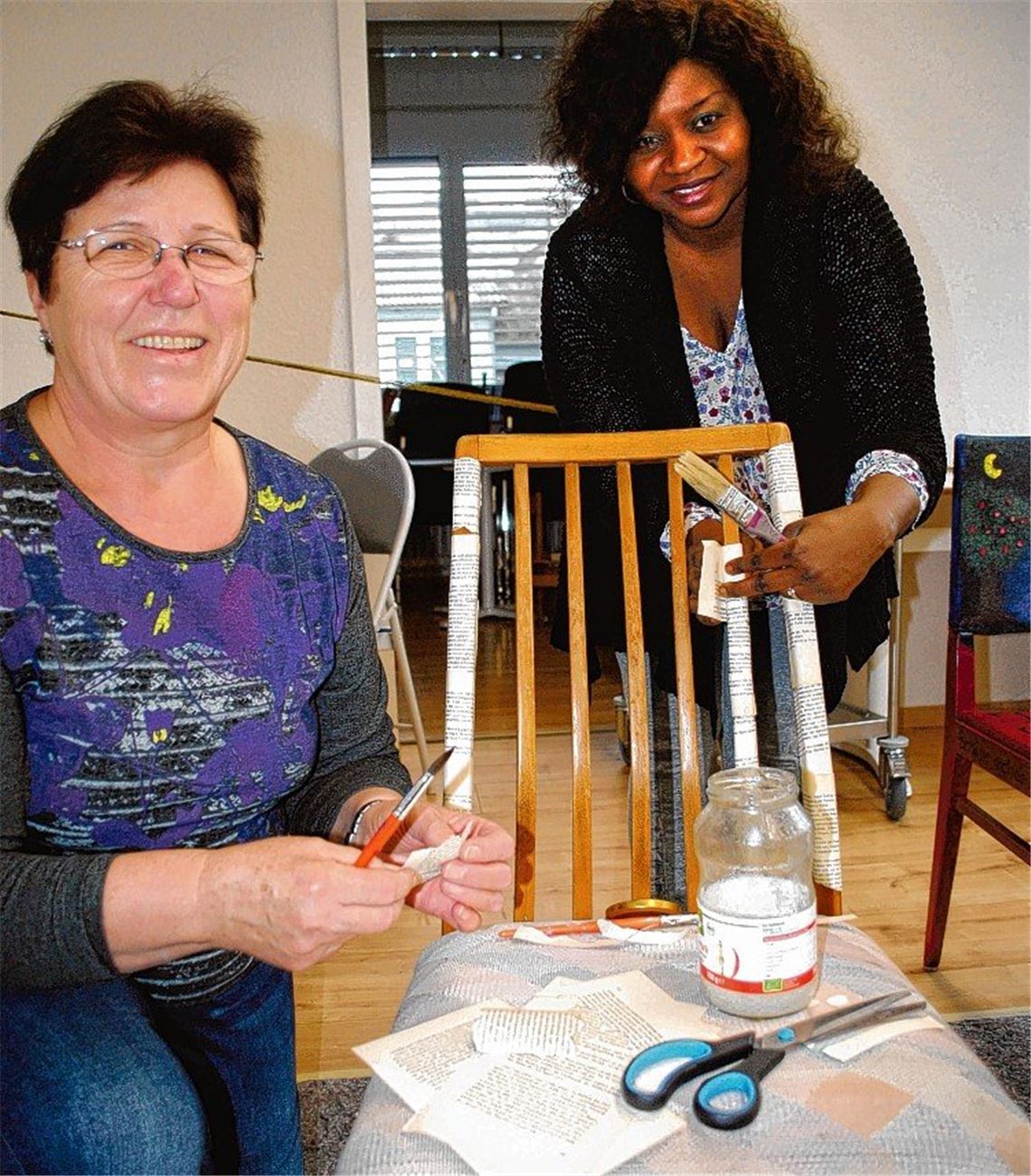 Stühle mit politischer Botschaft