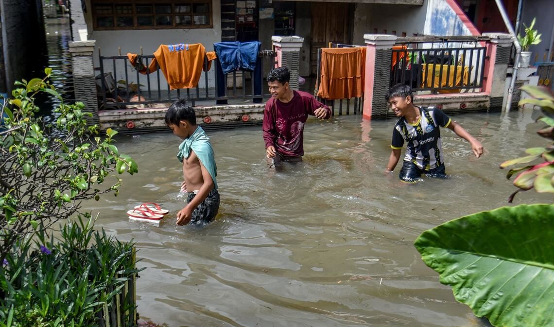 Überschwemmungen – Kinder trotzen den Fluten in West-Java