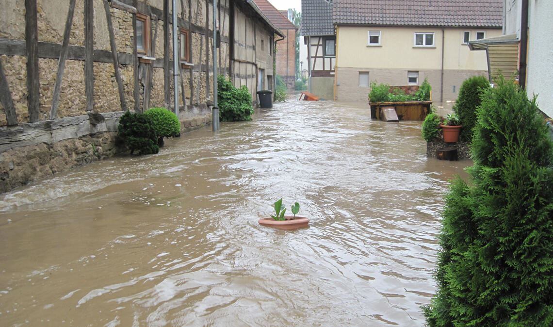 Versicherungsschutz? Klimawandel macht ihn elementar wichtig Überschwemmungen wie hier in Ötisheim richten verheerende Schäden an Gebäuden und am Inventar an. Symbolfoto: Archiv