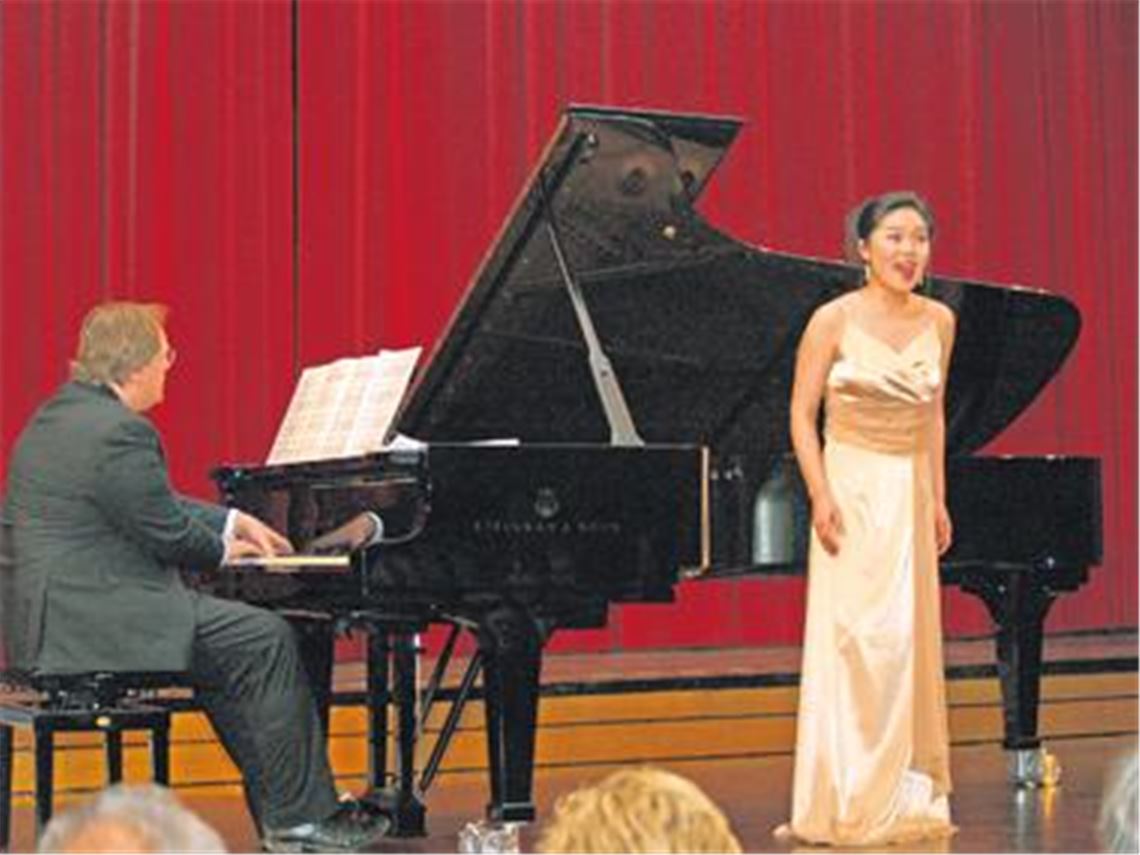 Überzeugen in Mühlackers Gottlob-Frick-Saal: Sopranistin Eunju Kwon und Bassist Gunars Upatnieks nehmen ihre Zuhörer auf eine faszinierende Klangreise mit. Unterstützt werden die beiden Musiker dabei vom Pianisten Professor Rudolf Meister von der Mannheimer Hochschule für Musik und darstellende Kunst. Fotos: Filitz