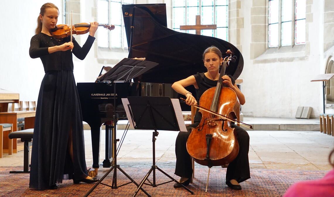 Überzeugender Auftritt: Geigerin Marie Helling und Cellistin Anna Meipariani. Foto: Bastian