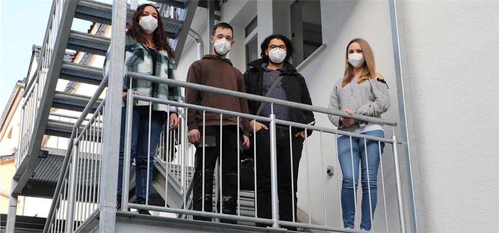 Überzeugt vom Modell (v. li.): Sozialarbeiterin Clarissa Kraft, die ehemaligen Bewohner des Übergangswohnens, Tarik und Max, und Sozialarbeiterin Verena Köllisch. Foto: Willimek