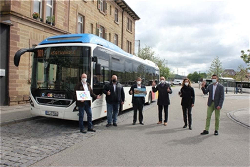 Überzeugt vom neuen Angebot (v. li.): der Stadtbus-Beauftragte der Stadtwerke Mühlacker, Rolf Aichelberger, Stadtbus-Unternehmer Jim Engel, Axel Hofsäß, Geschäftsführer des Verkehrsverbundes Pforzheim-Enzkreis (VPE), Stadtwerke-Geschäftsführer Roland Jans, die VPE-Sprecherin Selma Cantürk und Ulrich Saur, Leiter des Bürger- und Ordnungsamtes der Stadt Mühlacker. Foto: privat