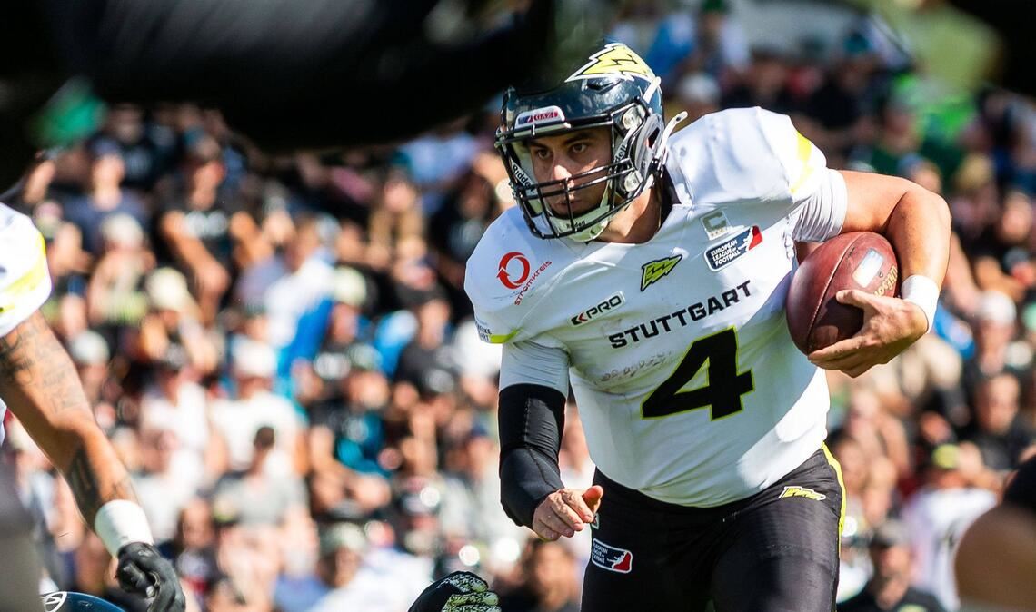 Der Traum vom Titel lebt – Einzug ins Finale ist perfekt Überzeugte beim Sieg bei den München Ravens nicht nur mit seinem starken Wurfarm, sondern auch als Läufer: Reilly Hennessey, der Quarterback von Stuttgart Surge, erzielte zwei Touchdowns.