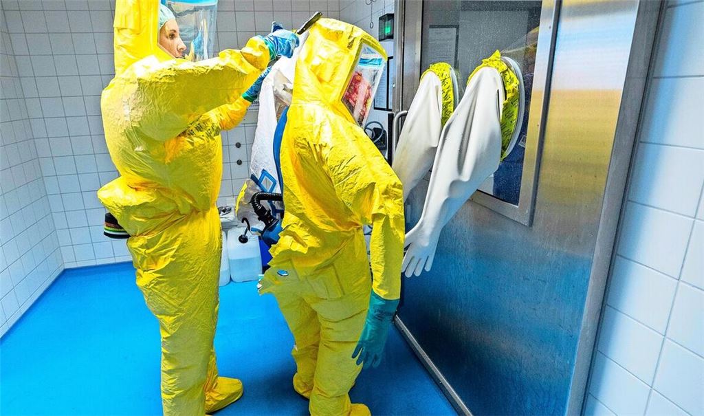 Übung in der Schleuse der Isolierstation am Robert-Bosch-Krankenhaus in Stuttgart (Archiv).