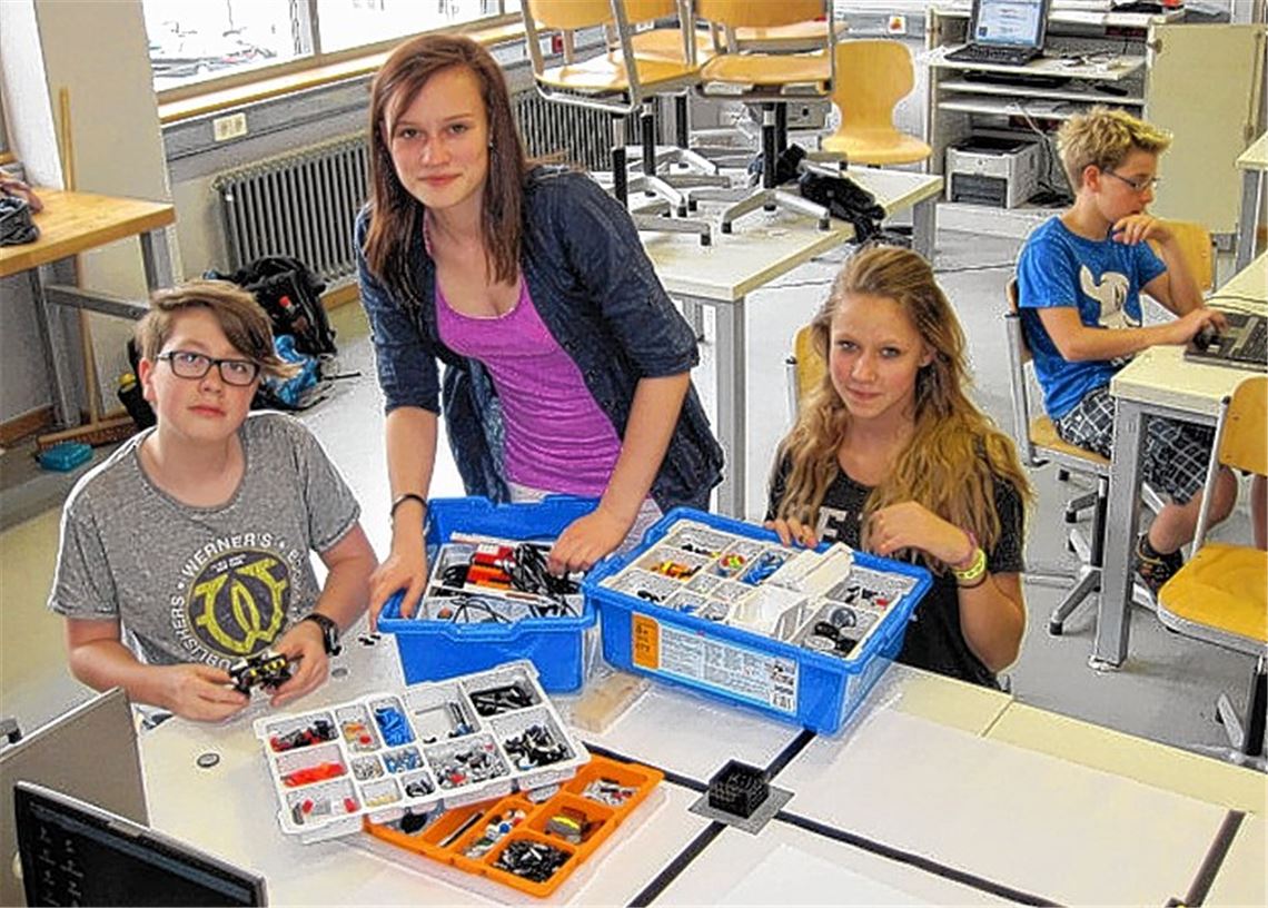 Übungseinheit: Das Mühlacker Schülerteam Lennart Kaussen, Anja Smorra und Mia Mohr bei den Vorbereitungen für den Vorentscheid der „World Robot Olympiad“.