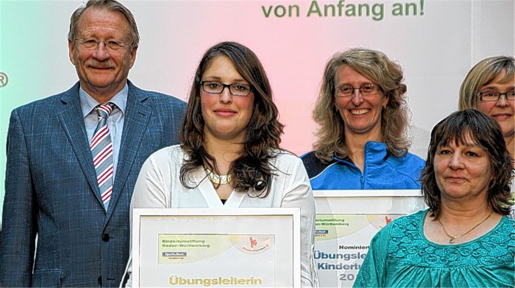 „Übungsleiterin des Jahres“: Miriam Lindauer (vorne Mitte) mit den weiteren Preisträgerinnen neben STB-Präsident und Landtags-Vizepräsident Wolfgang Drexler. Foto: privat