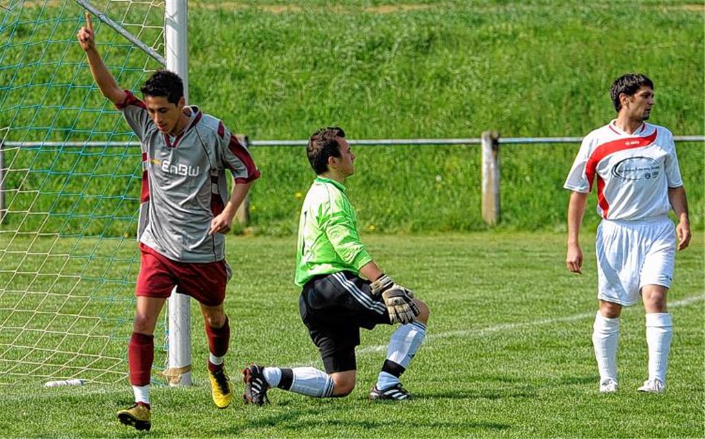 Ufuk Kocaoglu jubelt beim Knittlinger 2:1-Erfolg gegen Ölbronn-Dürrn am 17. April 2011. In der laufenden Saison hat der FVK-Stürmer schon 28 Mal getroffen. Archivfoto: Fotomoment