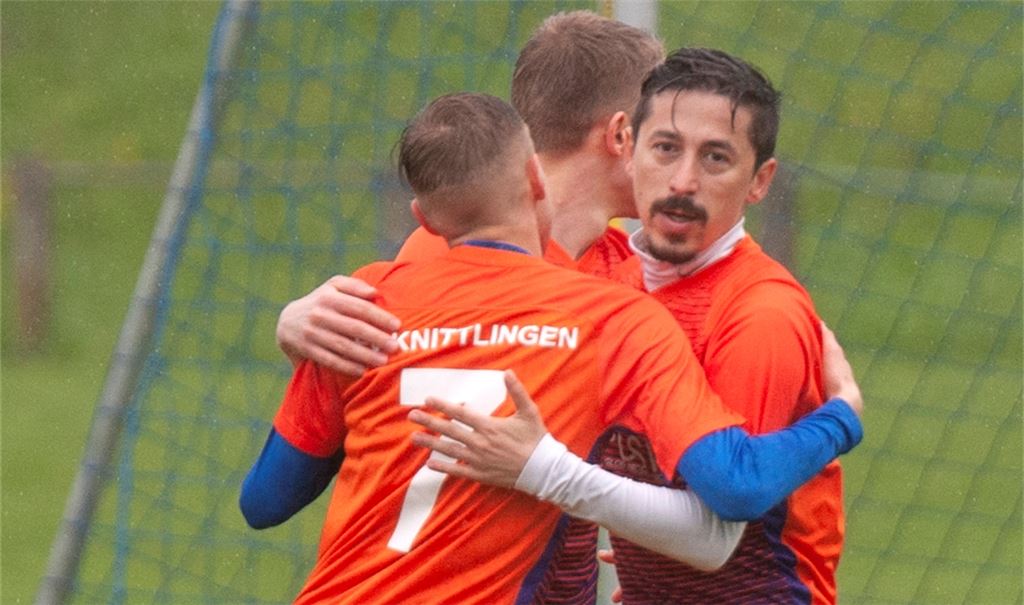 Ufuk Kocaoglu (rechts) eröffnete den Torreigen bereits früh - der FV Knittlingen fackelte gegen Schlusslicht Göbrichen nicht lange. Foto: Fotomoment