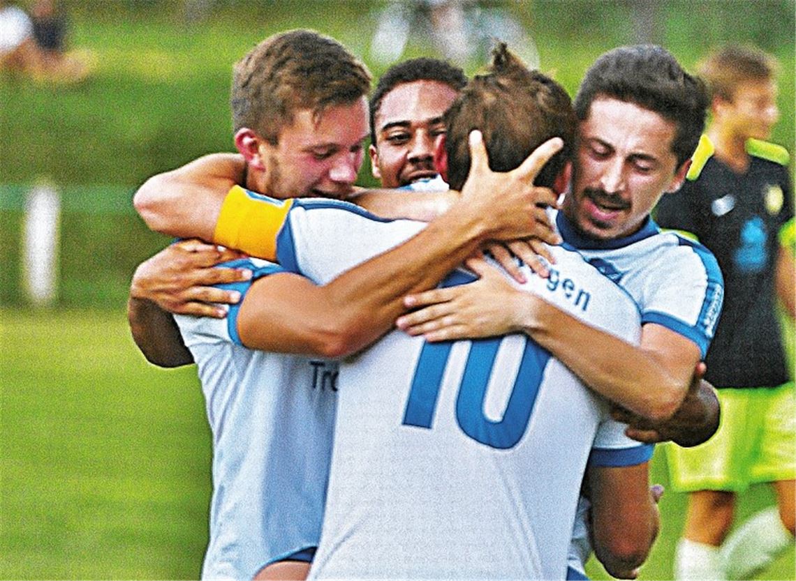 Ufuk Kocaoglu vom FV Knittlingen (re.) führt die Torjägerliste der A-Klasse an.Archivfoto: Huber