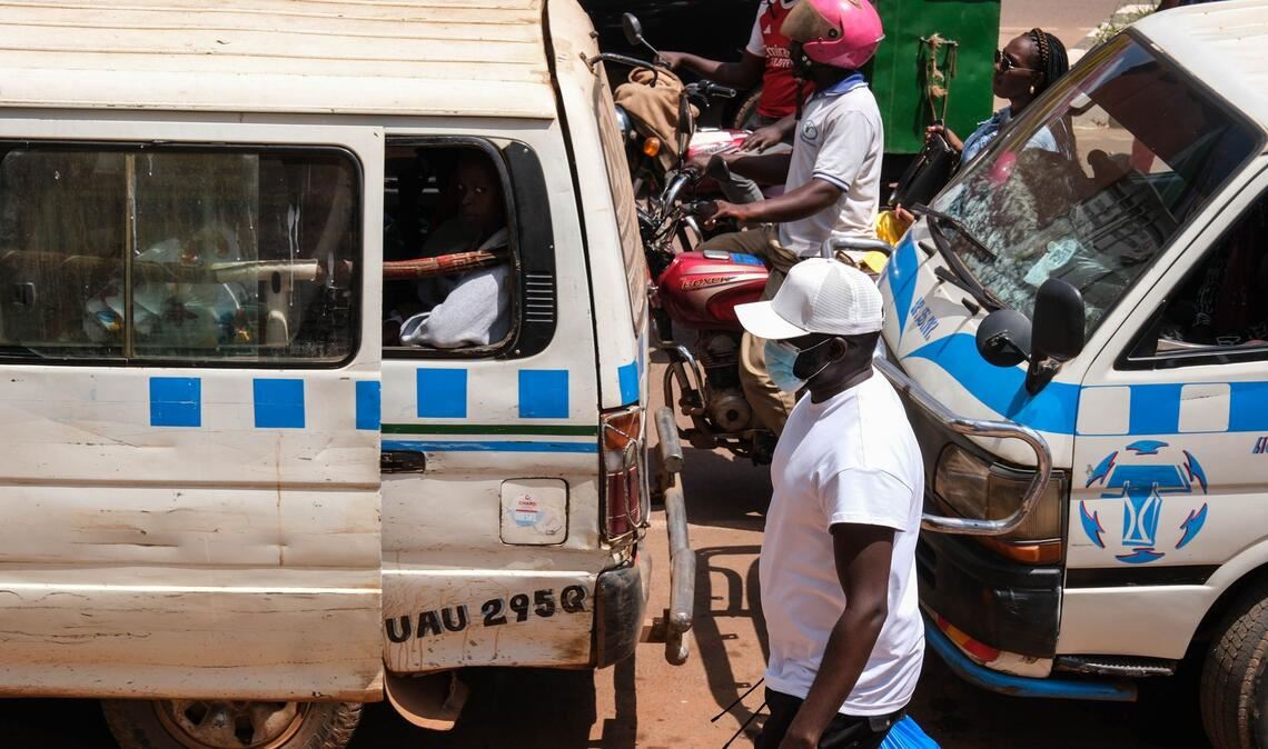 Uganda: Schutzmaske in der Menge – WHO erklärt Gesundheitsnotstand wegen Ebola-Ausbruch