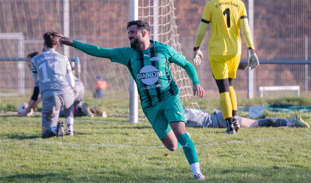 Ugur Bozkaya und die SpVgg Zaisersweiher wollen am Ende der Saison jubeln – wie hier beim Sieg gegen Germania Singen. Sie führen die Tabelle an und haben den Aufstieg im Blick.