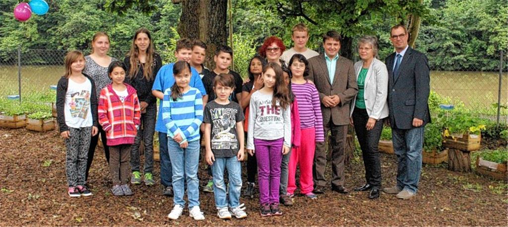 Uhlandschüler mit Ralf Grieser von der Allianz (3. v. re.) und Mühlackers Oberbürgermeister Frank Schneider (re.): Foto: privat