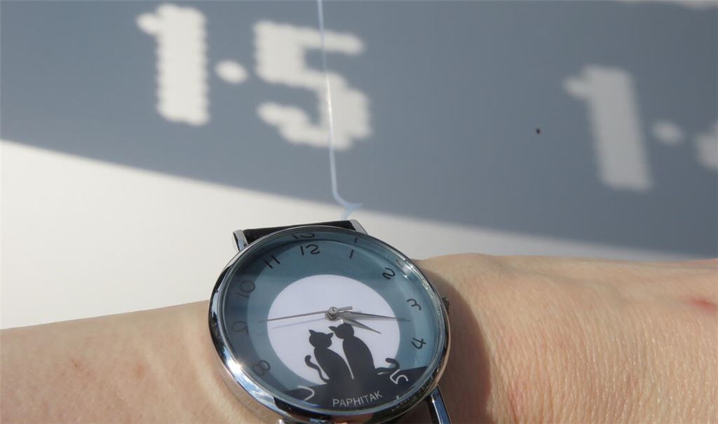 Uhrenvergleich: Die batteriebetriebene Armbanduhr und die Sonnenuhr scheinen auf den ersten Blick nicht einer Meinung zu sein. Doch mit etwas Gymnastik für Knie und Gehirn gelingt der Brückenschlag. Fotos: Becker