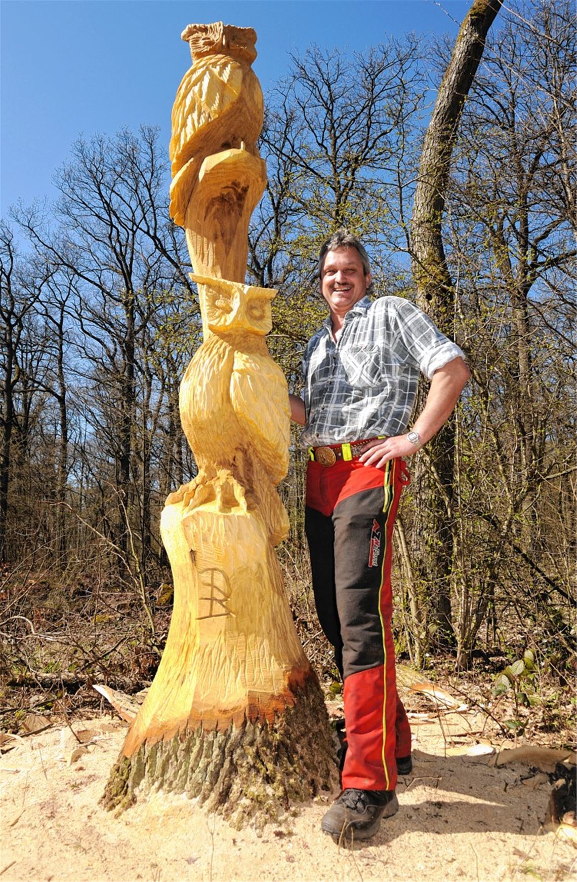 Uhus hat Dieter Binder mit der Motorsäge aus einem Eichen-Baumstumpf an der alten Freudensteiner Straße in Diefenbach gesägt. Foto: Fotomoment
