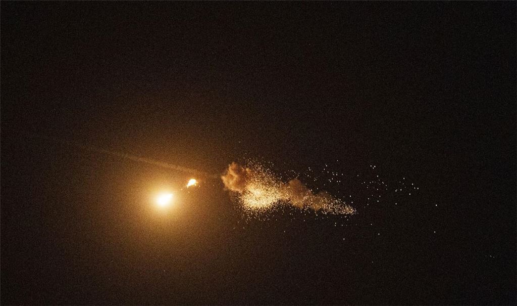 Ukraine, Kiew: Die ukrainische Luftabwehr fängt eine Shahed-Drohne während eines russischen Luftangriffs auf die Hauptstadt in Kiew ab. (Archivbild)