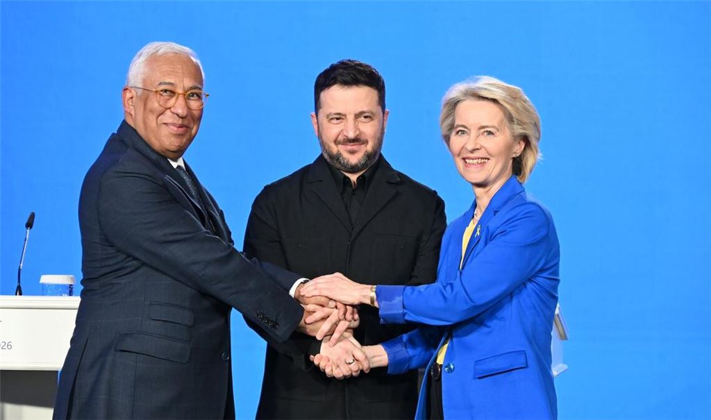 Ukraines Präsident Selenskyj (M.) kann zufrieden sein: die EU-Verhandlungen mit seinem Land können in eine substanzielle Phase eintreten. (Archivbild)