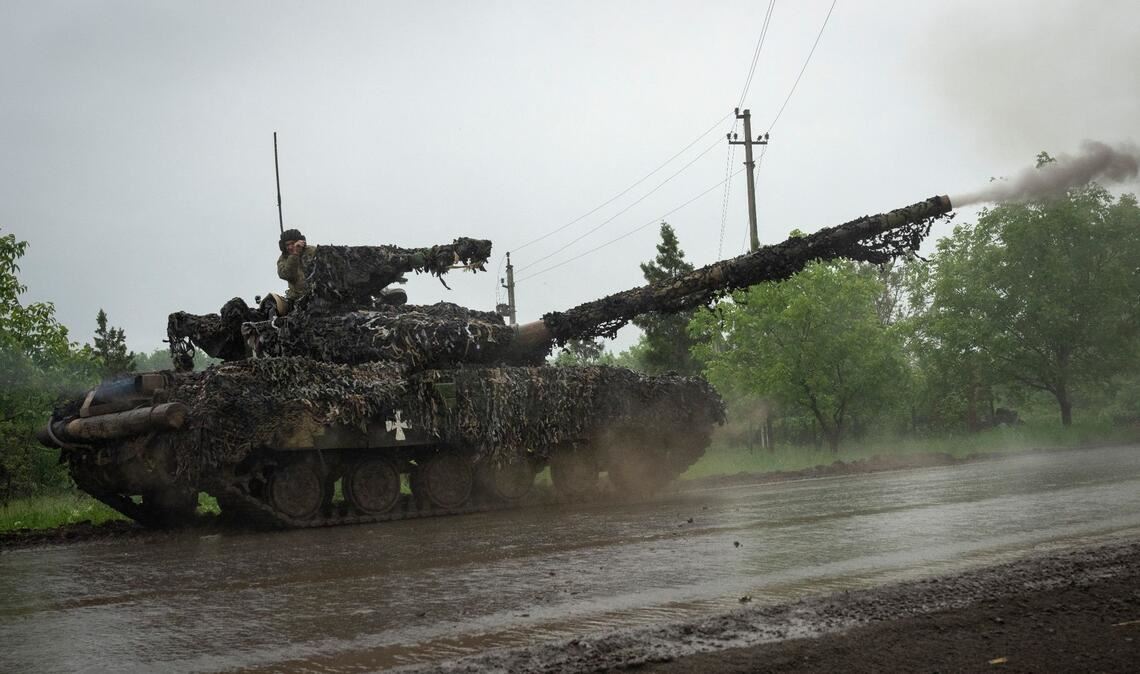 Ukrainische Soldaten feuern von einem ukrainischen Panzer an der Front in der Nähe von Bachmut in der Region Donezk auf russische Stellungen.