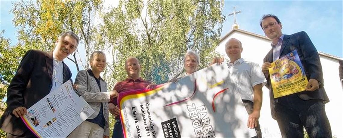Ulf van Luijk, Barbara Straub, Claus Schmidt, Theodor Tröndle, Peter Wittenzellner und Michael Gutekunst (v.li.) stellen als Vertreter der Veranstalter der ökumenischen Kirchentage in Mühlacker das Programm der Öffentlichkeit vor.