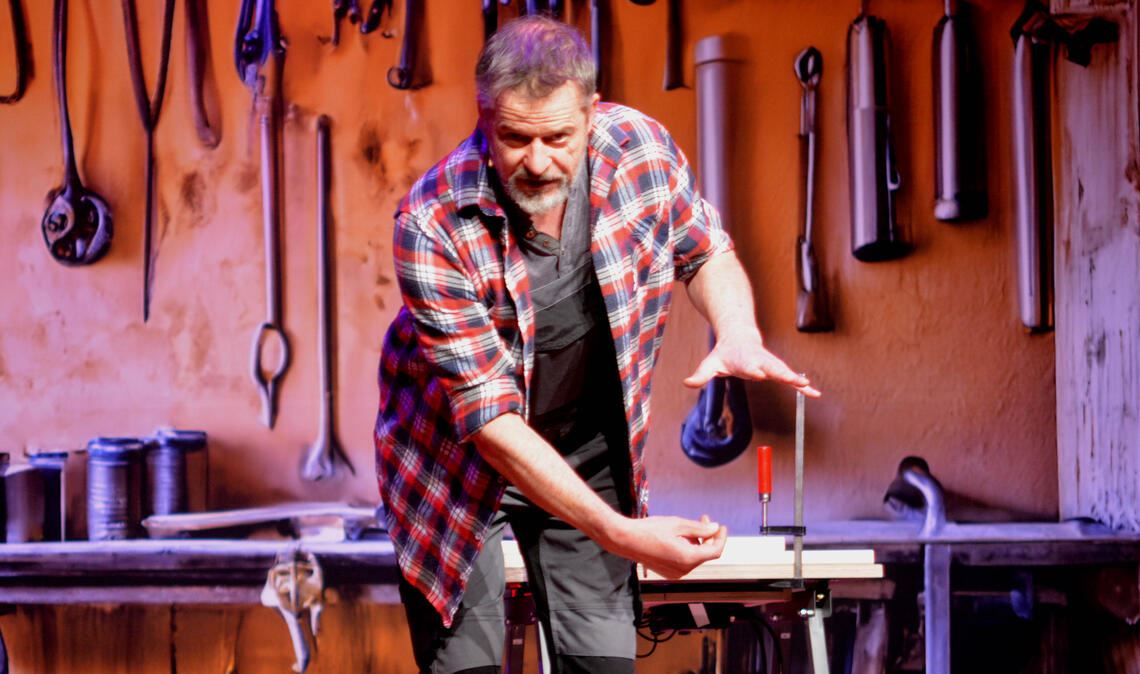 Uli Böttcher begeistert als „Herr der Zwinge“ in der Schützinger Festhalle. Foto: Stahlfeld