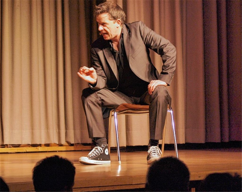 Uli Boettcher klärt in der Schützinger Festhalle über Probleme von Männern über 40 auf.