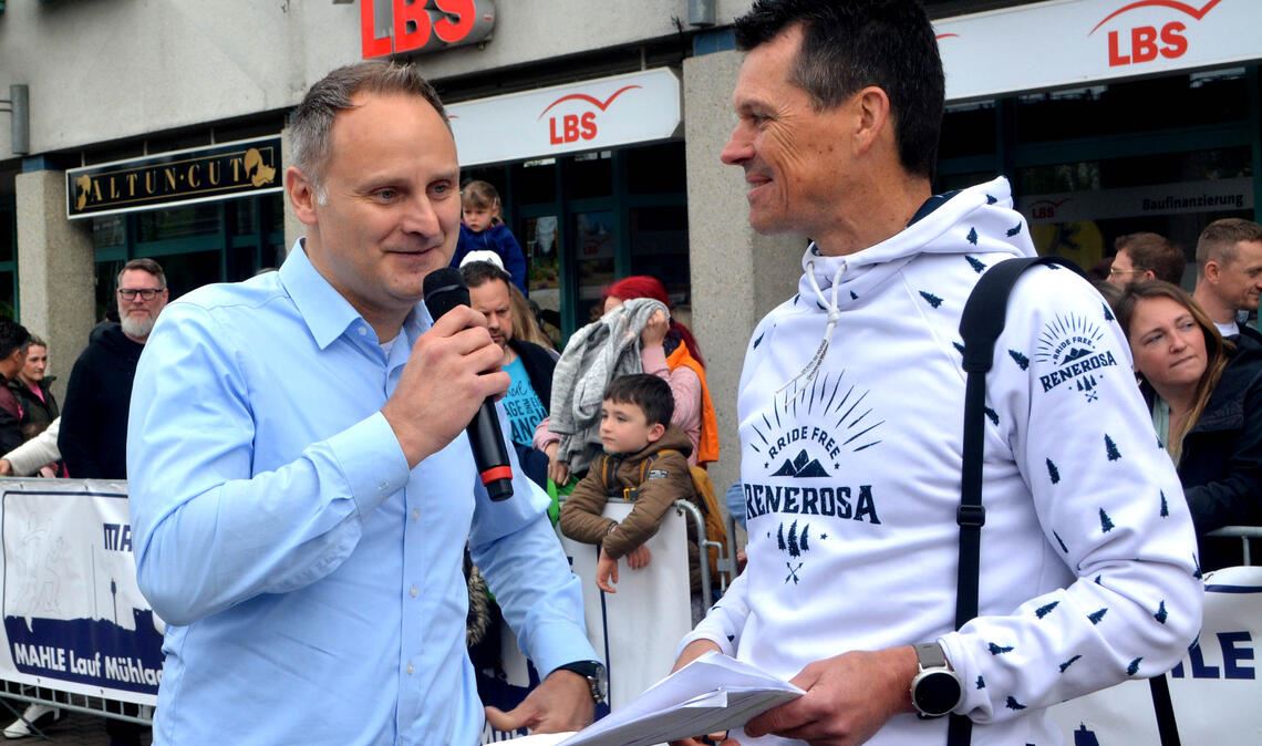 Uli Christian Blessing von Mahle im Gespräch mit dem Moderator.