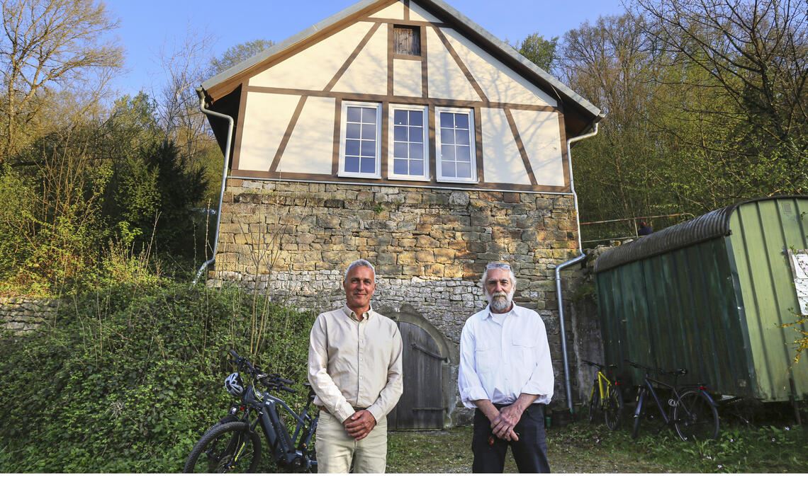 Uli Hagenbuch (li.) und Achim Händle sind nach Jahren der Arbeit und des Engagements erleichtert, den Lomersheimer Bierkeller einweihen zu können. Fotos: Deeg