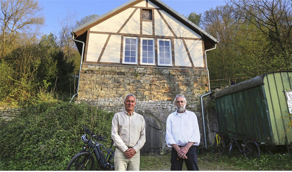 Uli Hagenbuch (li.) und Achim Händle sind nach Jahren der Arbeit und des Engagements erleichtert, den Lomersheimer Bierkeller einweihen zu können. Fotos: Deeg