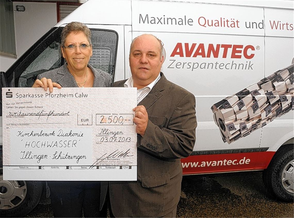 Uli Werthwein von der Firma Avantec Zerspantechnik (Bild links ) gibt die Spende an die Erste Vorsitzende des Gewerbevereins Illingen, Brigitte Grausam. Der Illinger Filialdirektor der Sparkasse Pforzheim Calw, Berthold Heiling (re.), und Gerd Owczarek von der Markdirektion Mühlacker überreichen ebenfalls 2500 Euro an die Vorsitzende. Links Hans Bauer (Bild rechts).