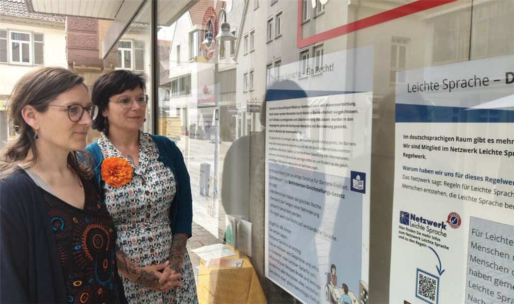 Ulla Staiber (li.) und Katrin Saalbach haben eine Wanderausstellung konzipiert, um der „Leichten Sprache“ zu (noch) mehr Aufmerksamkeit zu verhelfen. Foto: Deeg