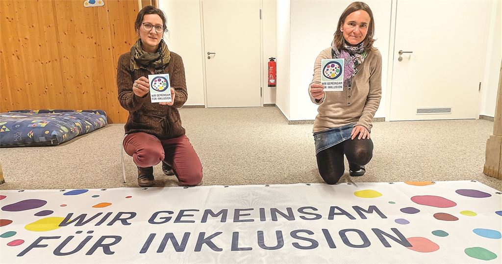 Ulla Staiber (li.) und Sybill von Berg präsentieren das farbenfrohe Zeichen für Inklusion, das die Lebenshilfe Vaihingen-Mühlacker entwickelt hat.Foto: Deeg
