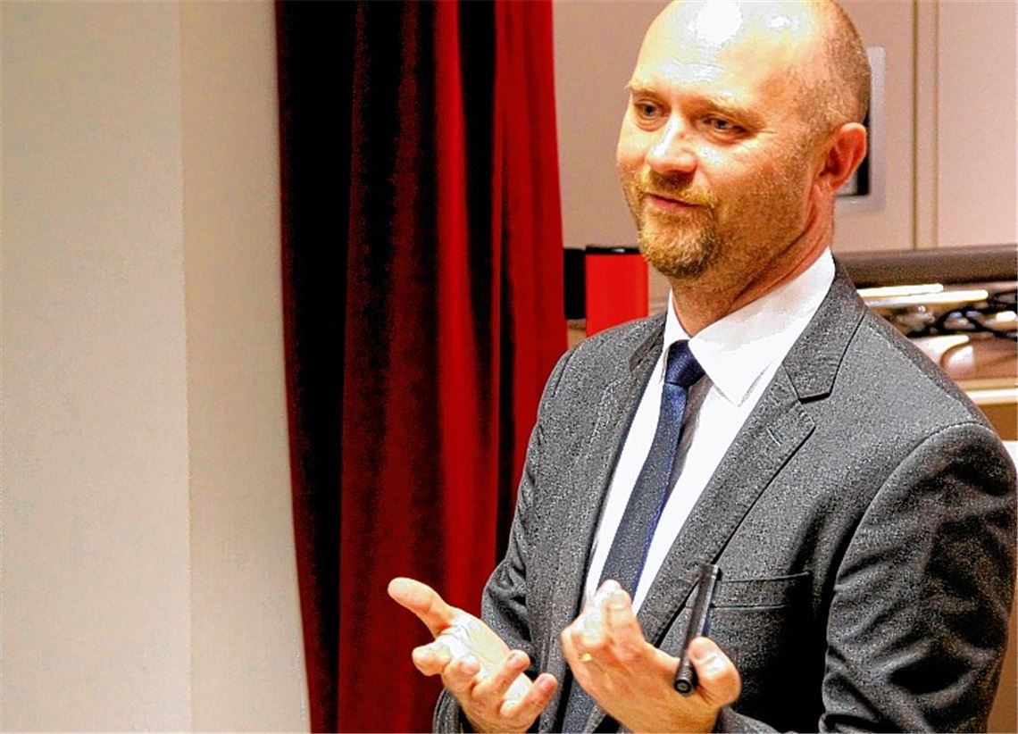 Ullrich Zinnecker referiert.