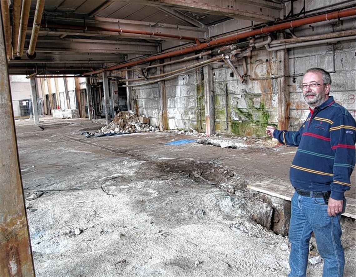 Ulrich Geltz in der ehemaligen Galvanikhalle: Auf dem einstigen Brohammer-Areal, das derzeit grundlegend saniert wird, deckten Behörden 1987 einen Umweltskandal auf.Fotos: Sadler