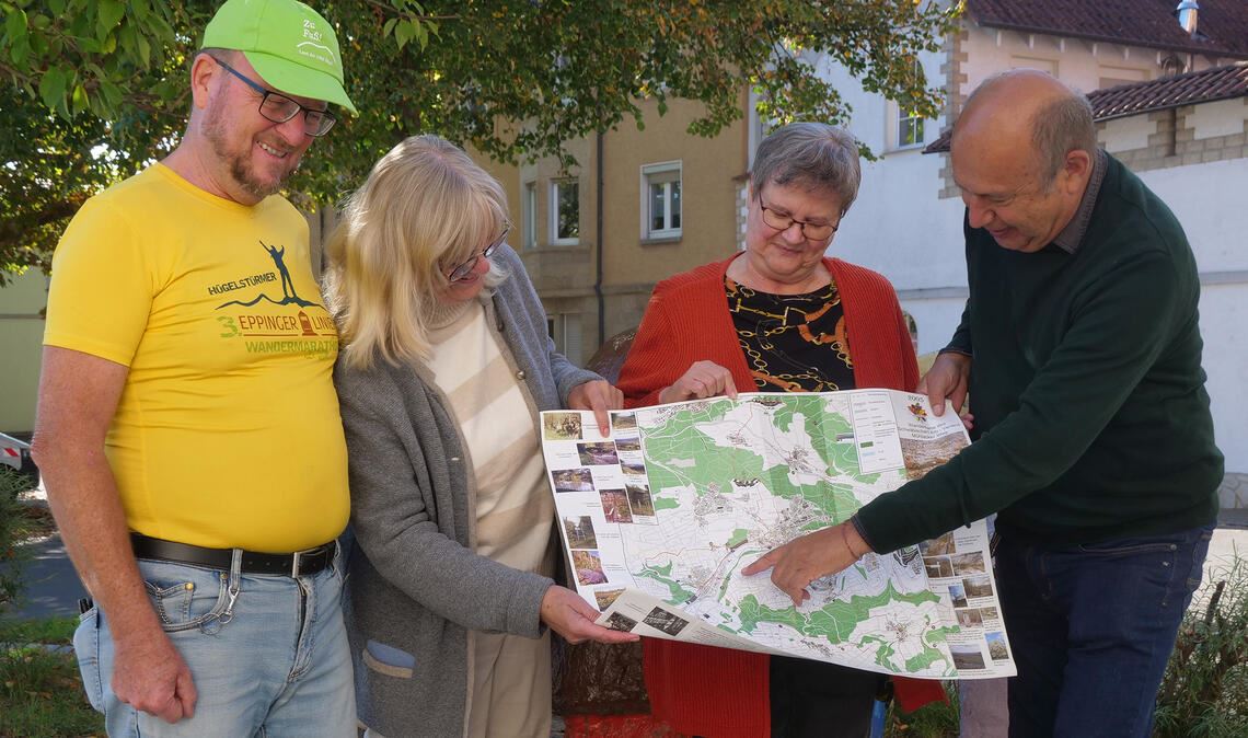 Ulrich Gommel, Birgit Ella Siewert, Elke Bub und Joachim Stretz (v.li.) sondieren bereits Plätze, an denen im Rahmen von Rundwanderwegen Schautafeln aufgestellt werden können. Foto: Friedrich