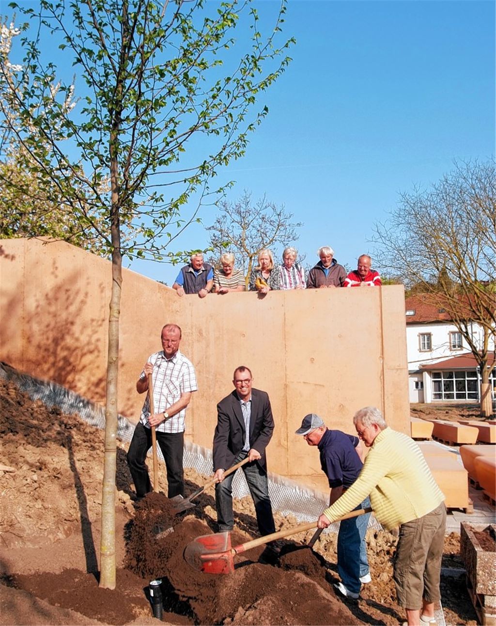 Ulrich Gommel, Frank Schneider, Hans Haug (Naturschutz- und Wanderwart) und Helene Daum (Zweite Vorsitzende Albverein Mühlacker, v.li.) pflanzen eine Magnolie.