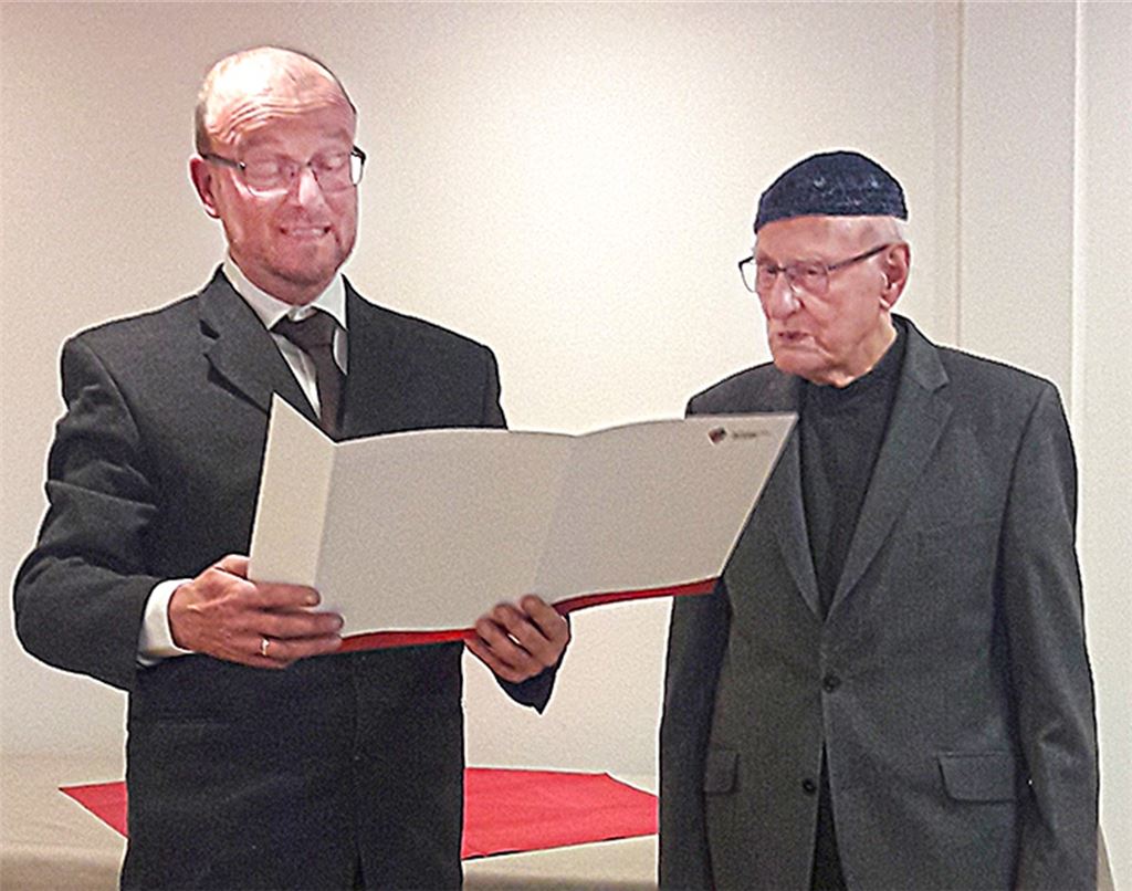Ulrich Gommel (li.) würdigt das langjährige Mitglied Walter Geissel. Foto: privat