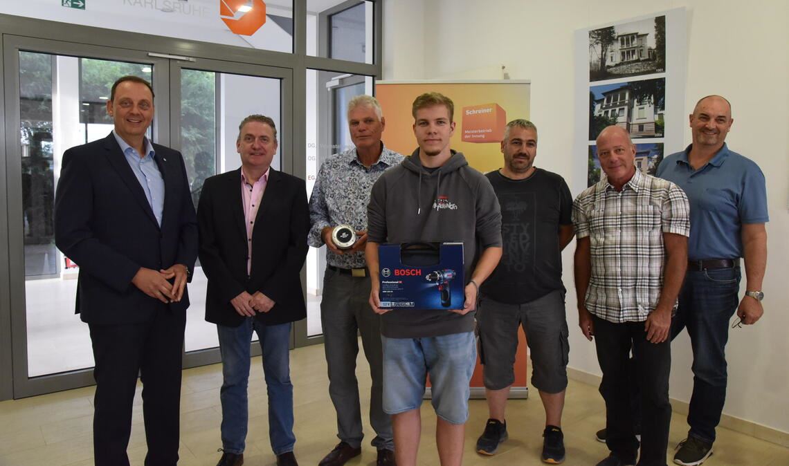 Ulrich Haag (Sparkasse; v.li.), Holger Janssen (Firma Seefelder), Adi Walz (Gewinner Publikum), Daniel König (Gewinner Schreiner), Achim Kastner (Vorsitzender Prüfkommission), Richard Wörtz (Prüfer und stellvertretender Obermeister) und Matthias Morlock (Geschäftsführer). Foto: Bott