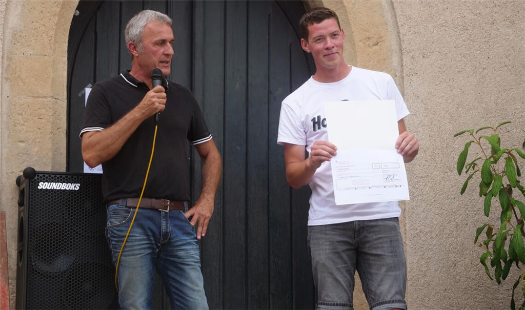 Ulrich Hagenbuch (links) übergibt dem Vorsitzenden Frank Beisser ein Geldgeschenk und dankte dem Verein für sein Engagement. Foto: Friedrich