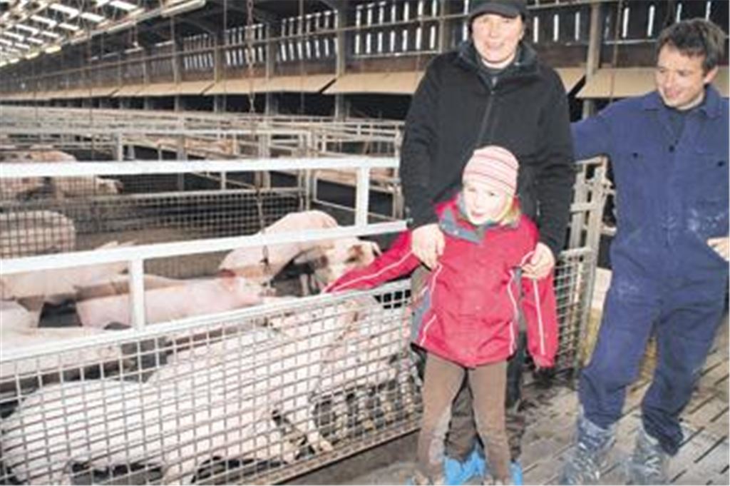 Ulrich Hauser mit Ehefrau Kerrin und Tochter Malin im Schweinemaststall.
Foto: Günther