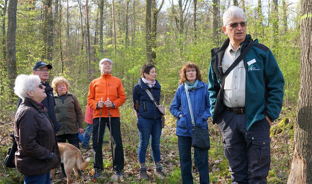 Ulrich Klotz mit einigen der Teilnehmerinnen und Teilnehmern. Foto: Bastian