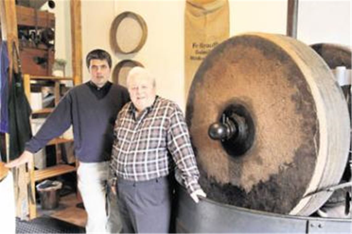 Ulrich Krauth (re.) hat die Illinger Ölmühle aus dem Dornröschenschlaf geholt, sein Sohn Jürgen will den Betrieb weiter ausbauen. Foto: Goertz