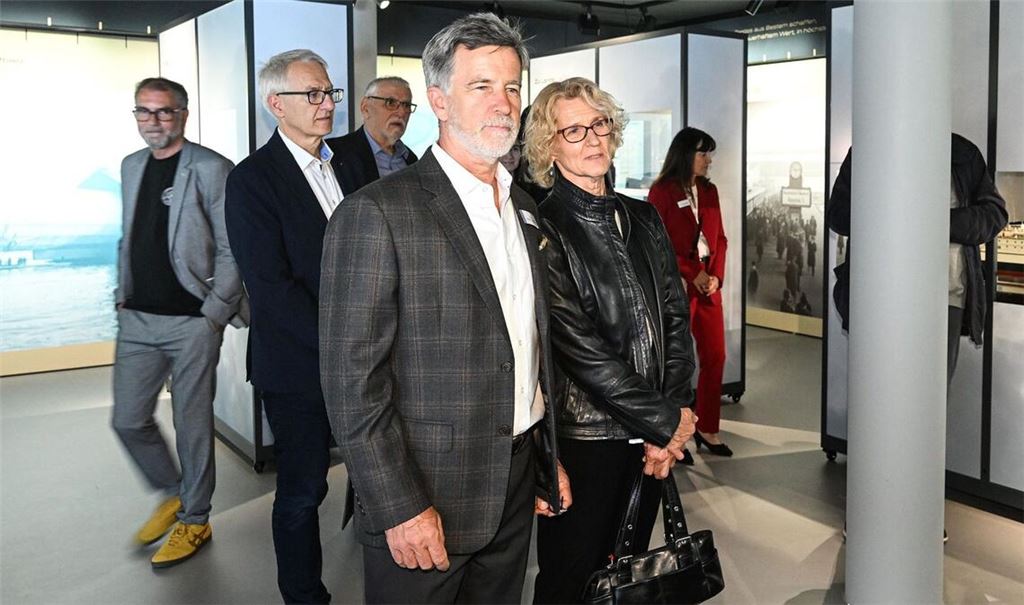 Ulrich Schmid-Maybach (Mitte), Enkel von Karl und Urenkel von Wilhelm Maybach, jüngst bei der ersten Vorstellung des Maybach-Schaudepots in Friedrichshafen, rechts von ihm seine Schwester Kathrin